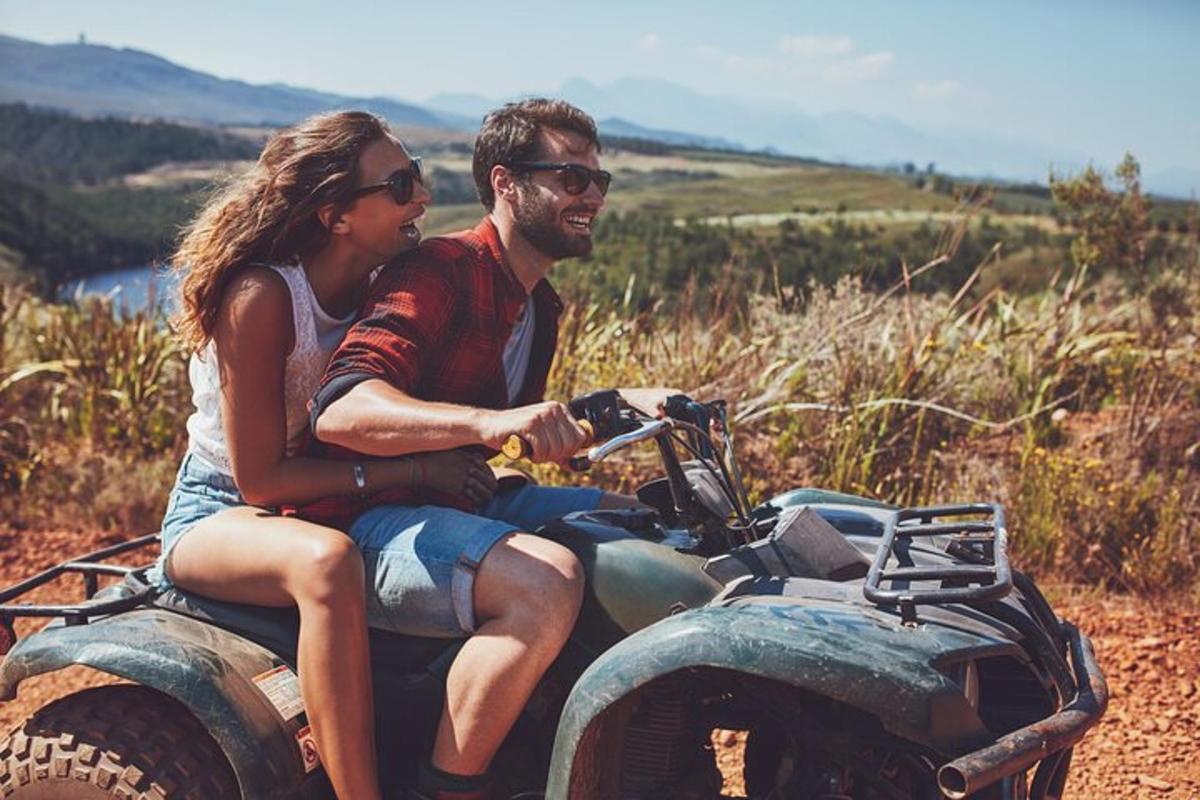 một người đàn ông và một người phụ nữ đang ngồi trên một chiếc xe đạp địa hình