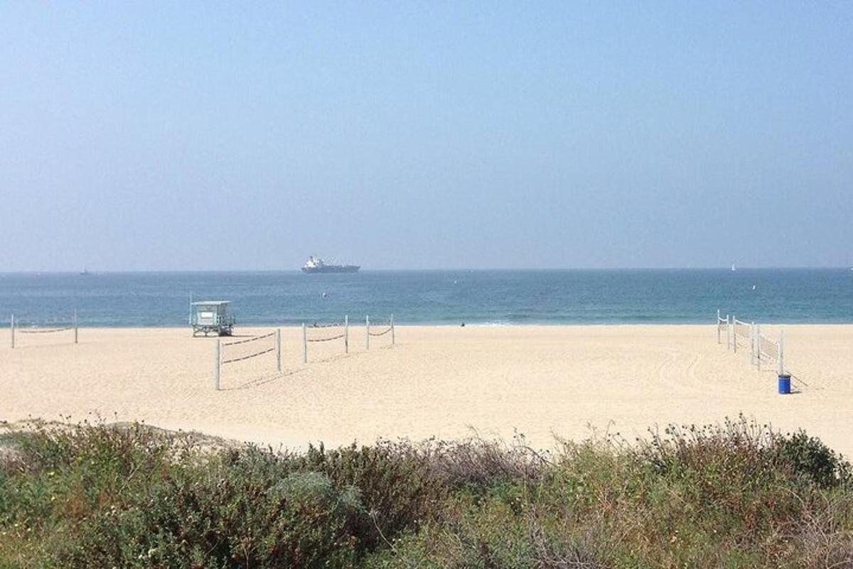 plaža s križarko v oceanu