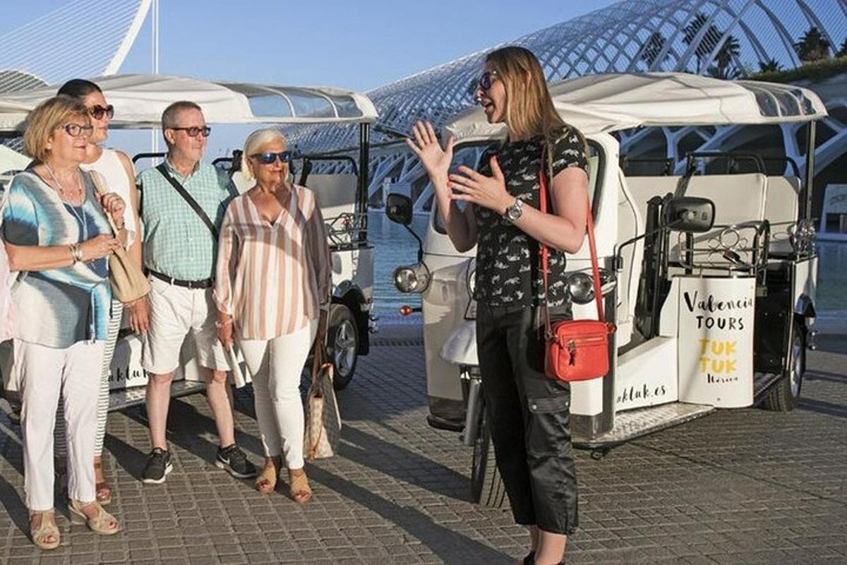 skupina lidí stojících před karavany