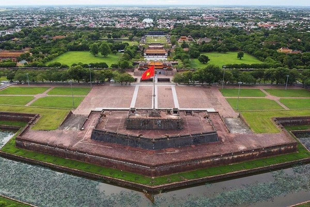 una vista aérea de un parque con una fuente