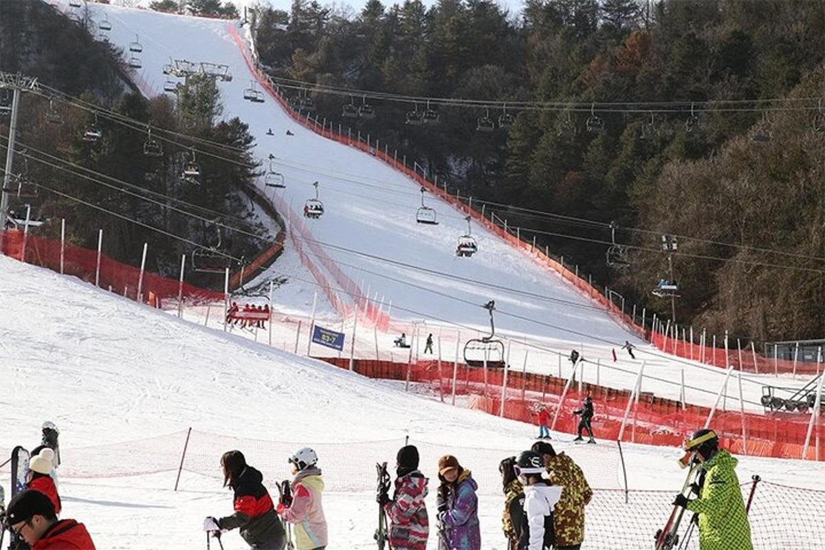 skupina ljudi, ki smučajo po zasneženem pobočju