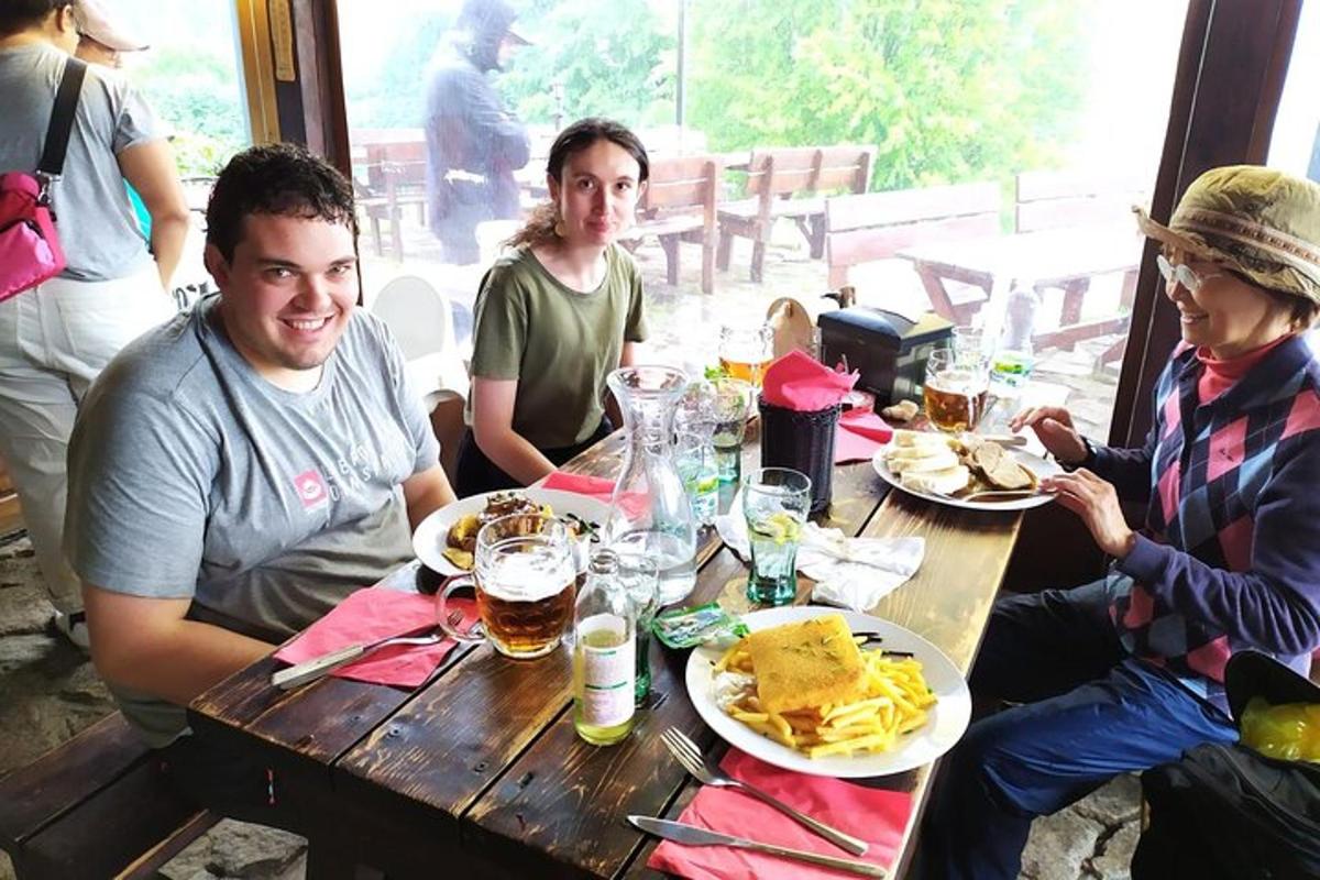 un gruppo di persone sedute a un tavolo che mangiano cibo