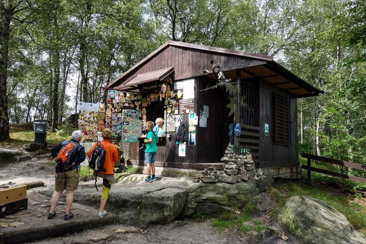grupp inimesi seisab väikese hoone ees