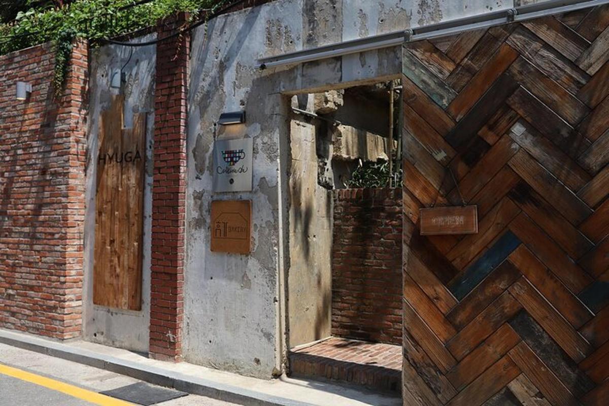 uma entrada para um prédio de tijolos em uma rua