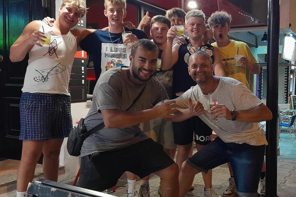 um grupo de pessoas posando para uma foto com bebidas