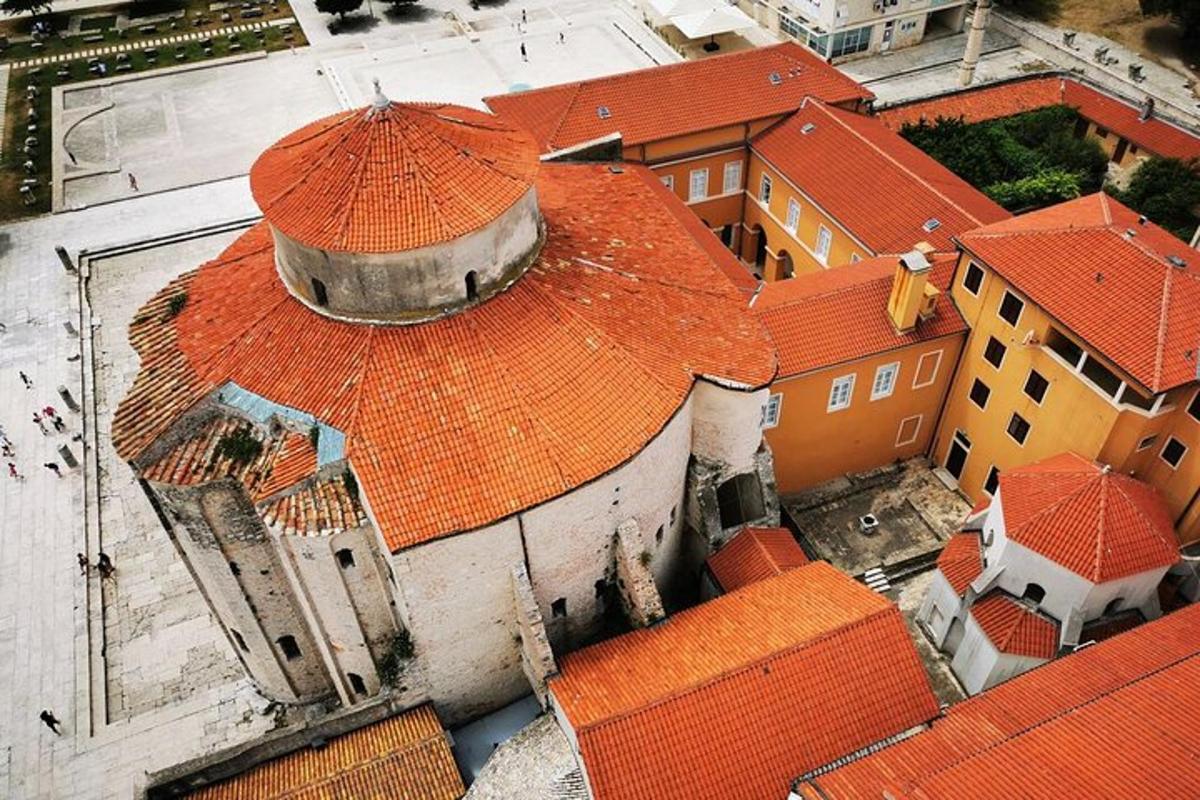 μια κάτοψη ενός κτιρίου με πορτοκαλί στέγες