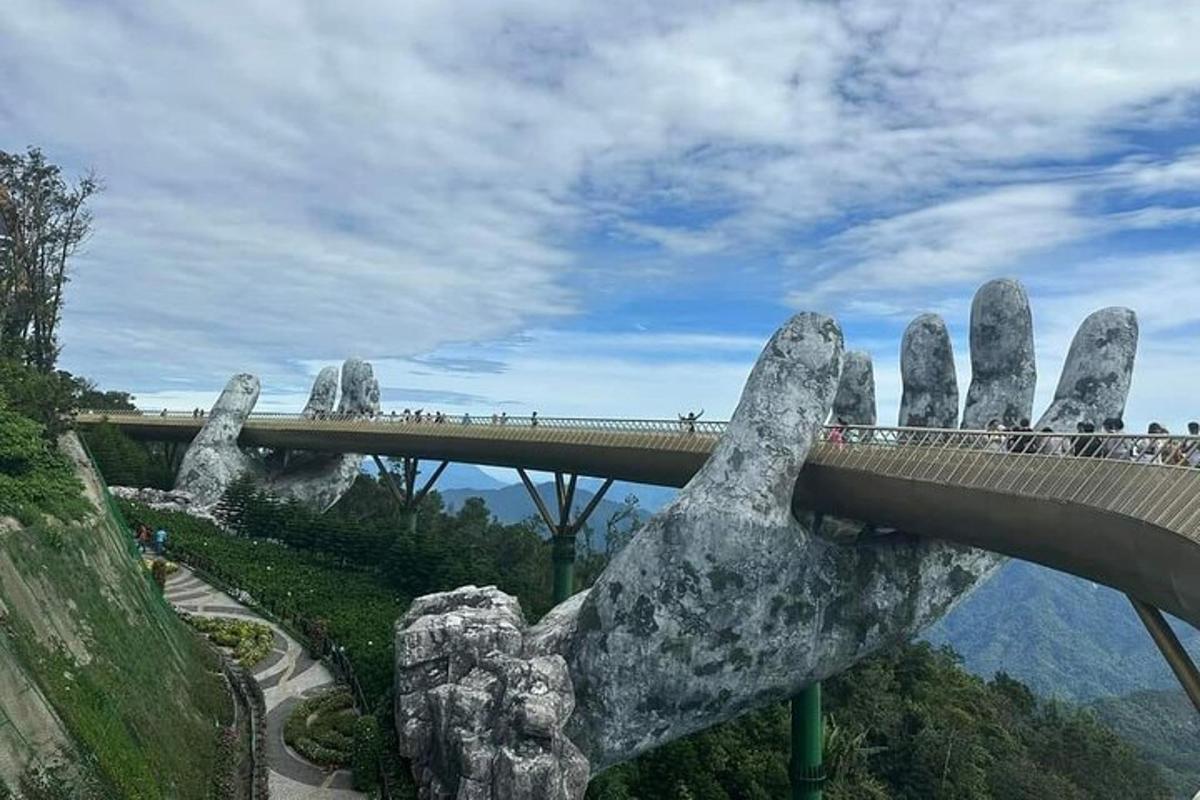 patung besar tangan yang memegang jambatan