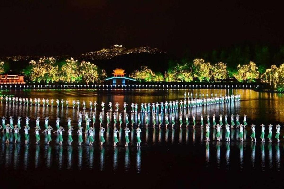 水中灯光闪烁的建筑夜景