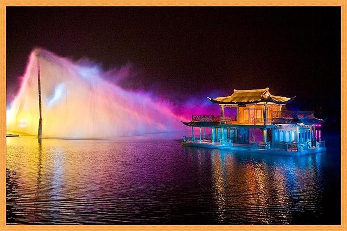 夜间水中有喷泉的船
