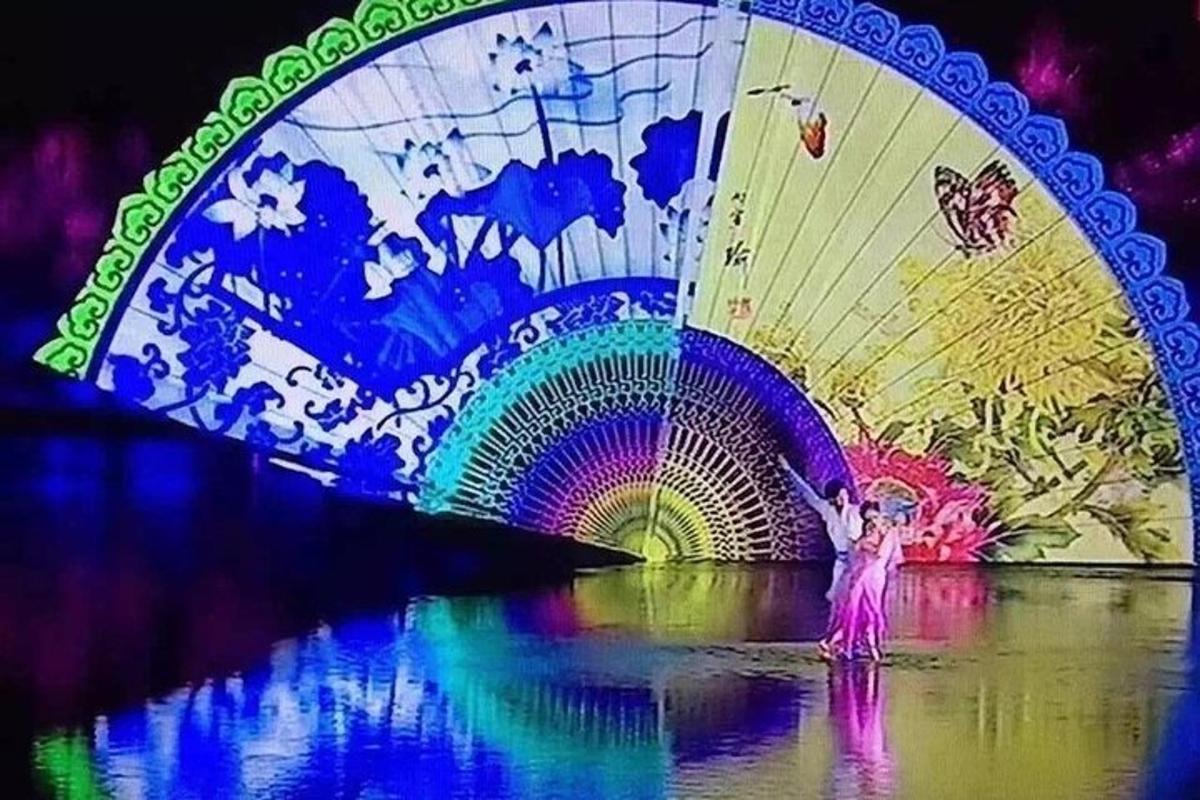 一名女子站在桥下的水中