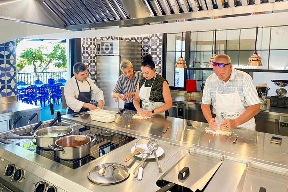 un gruppo di persone in piedi in una cucina che prepara il cibo