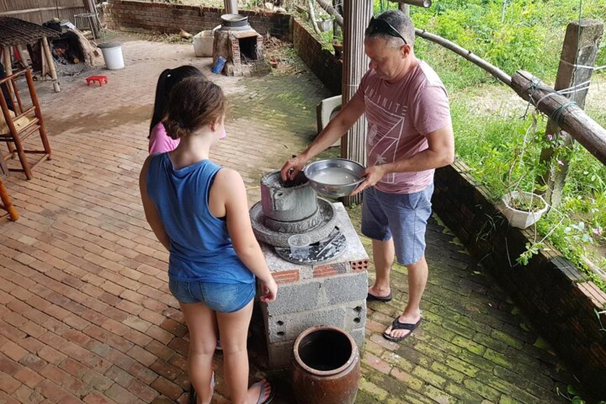 açık havada ızgarada yemek pişiren bir erkek ve bir kadın