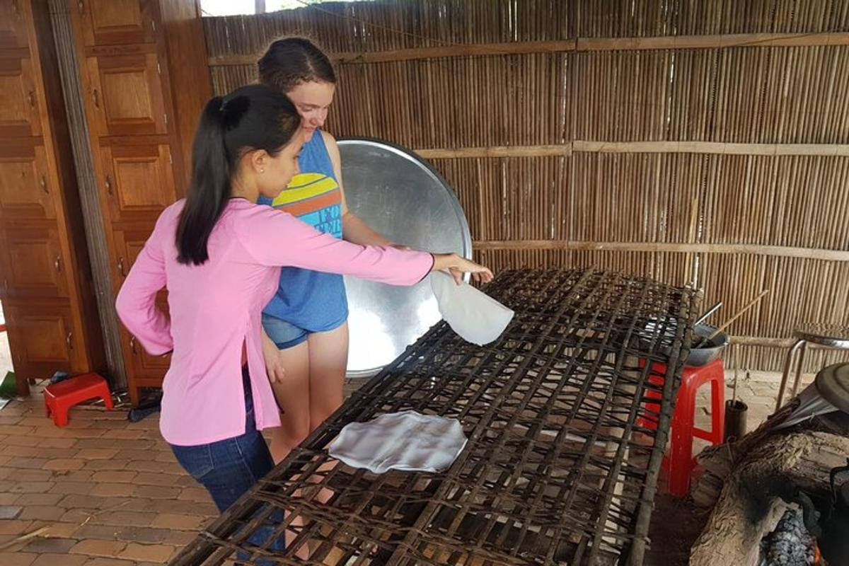 Dos chicas están cocinando comida en una parrilla