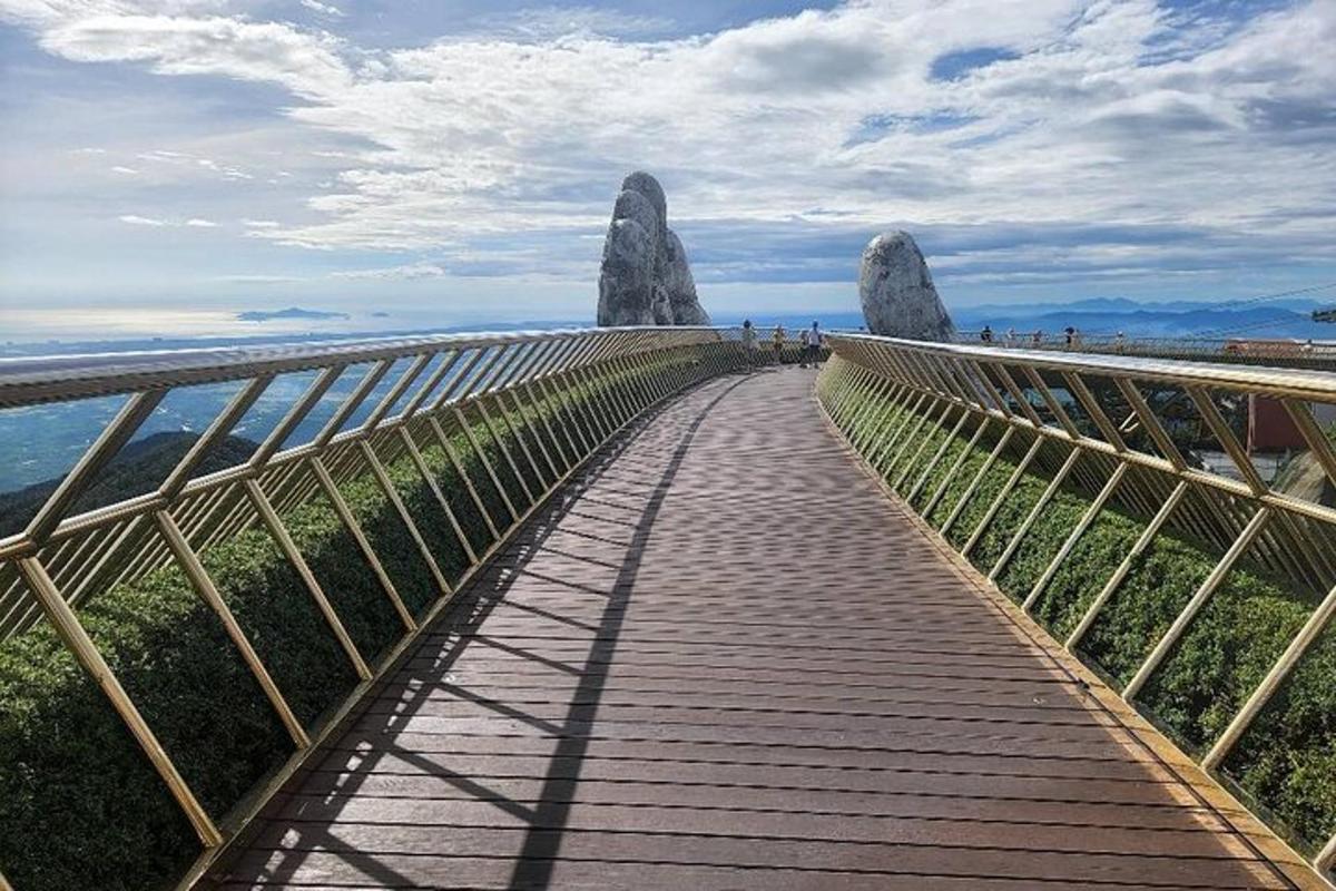 Una pasarela de madera con dos grandes rocas en la playa.