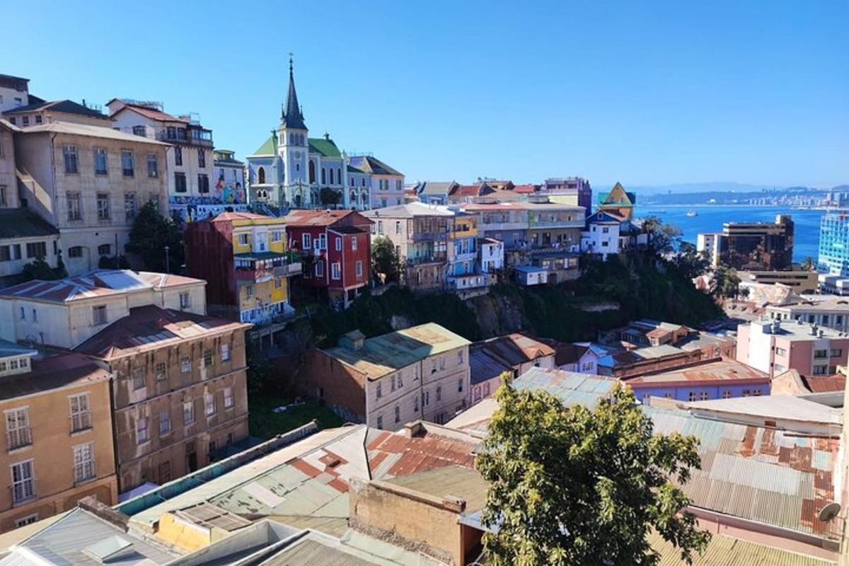 o vedere aeriană a unui oraș cu clădiri