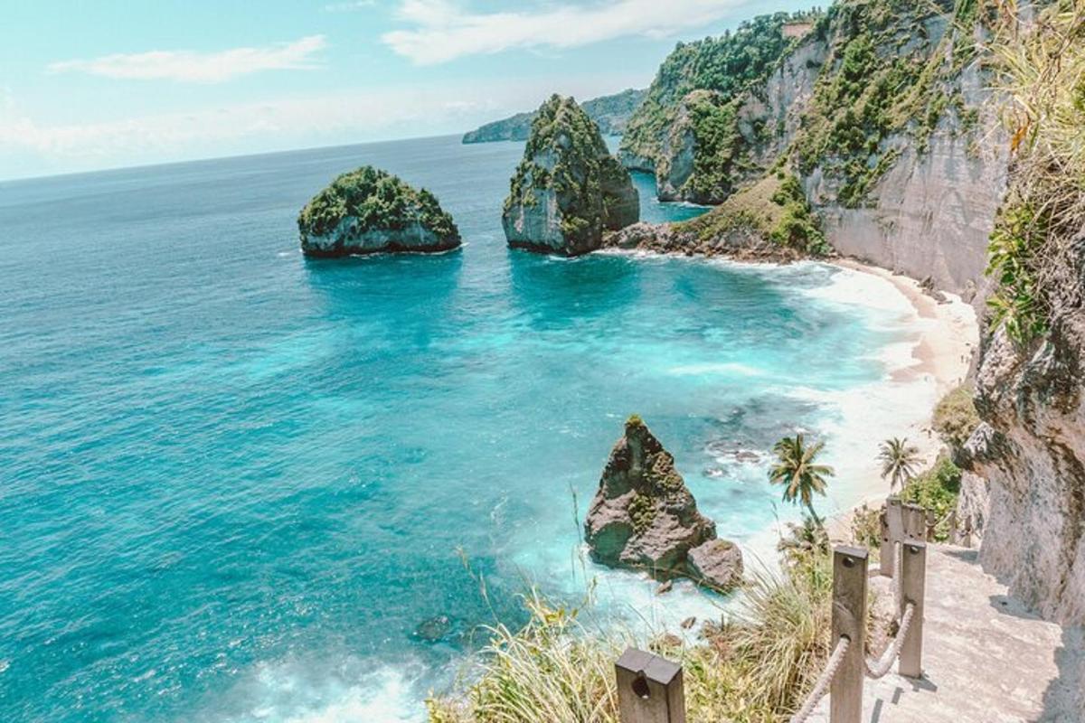 una vista d'una platja amb roques i l'oceà