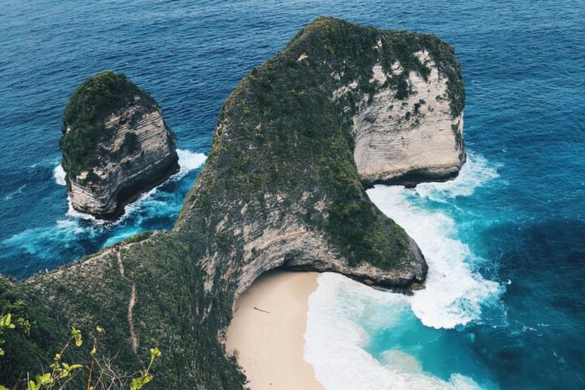 vista aèria d'una formació rocosa a l'oceà