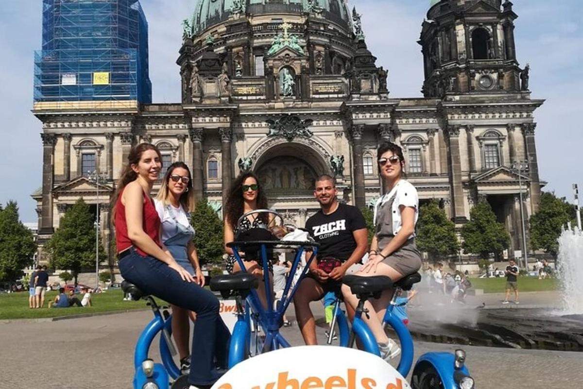 um grupo de pessoas andando de bicicleta em frente a um prédio