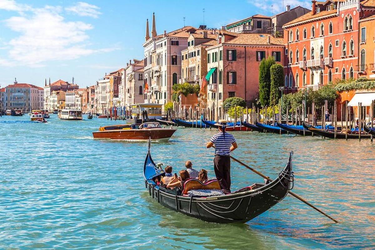 sekumpulan orang dalam gondola di terusan