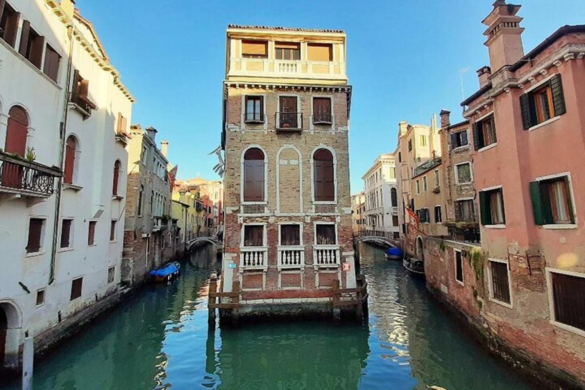 Una vista de un canal en una ciudad con edificios.