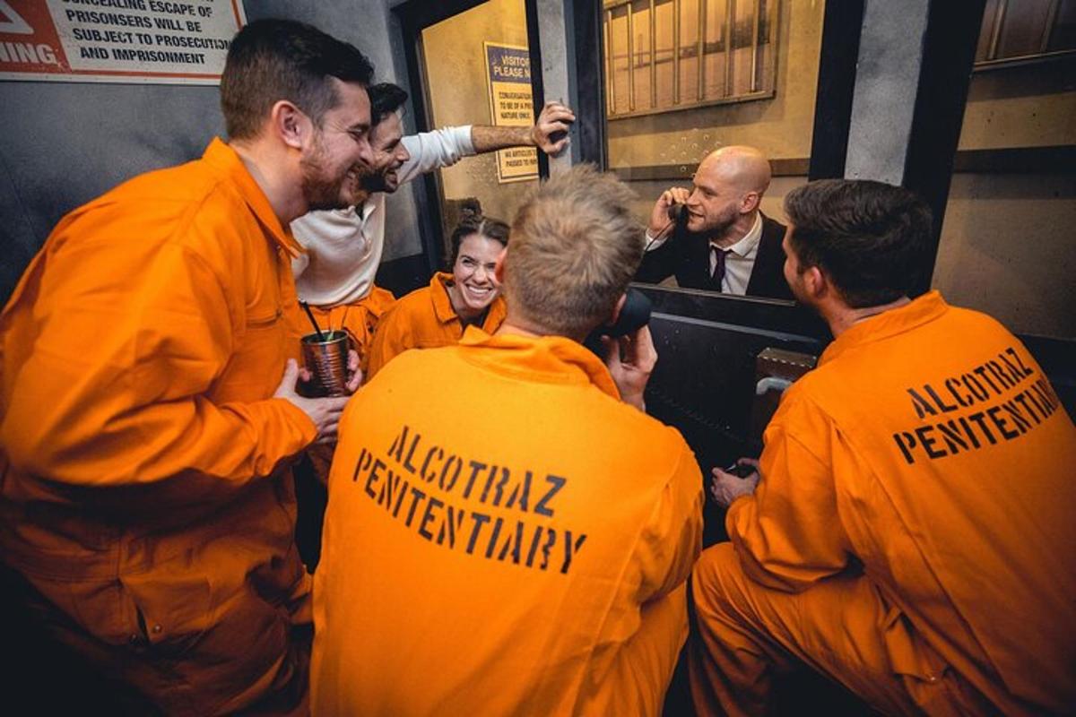 grupp mehi oranžides ülikondades toas