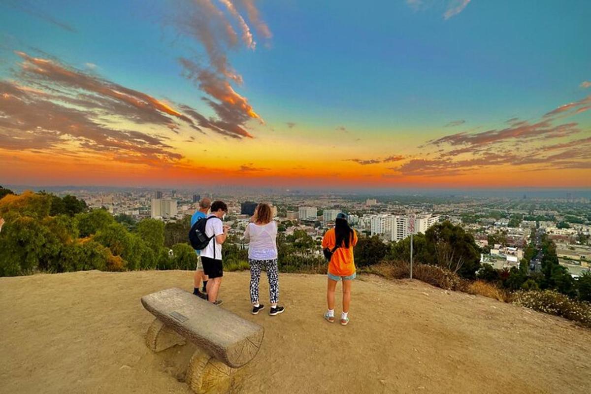 un grupo de personas de pie en la cima de una colina
