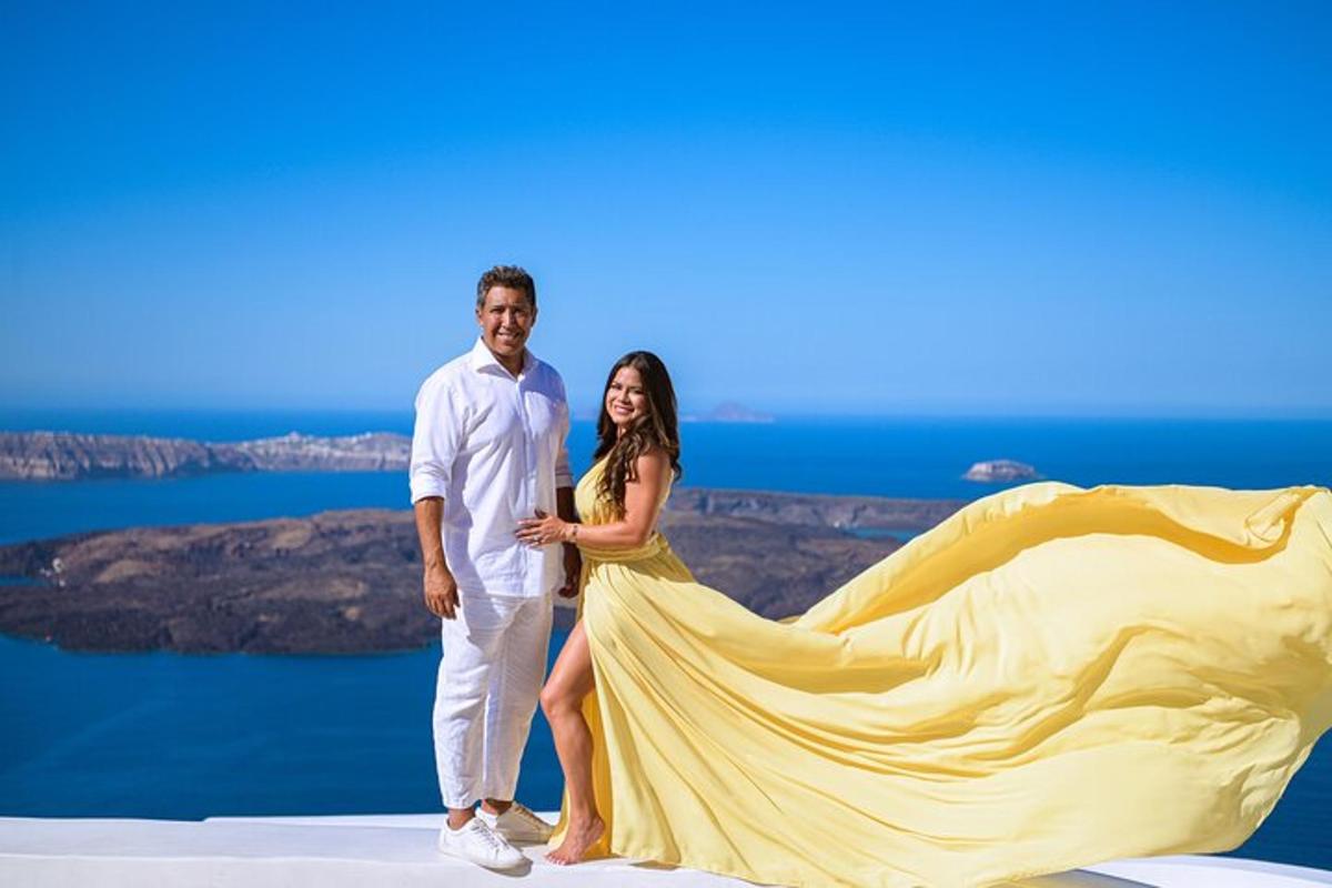 um homem e uma mulher em um vestido amarelo