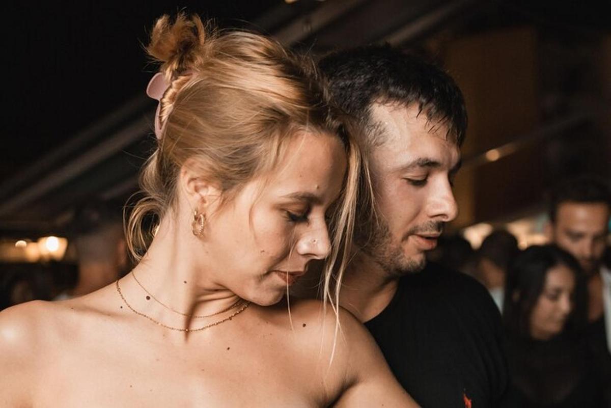mężczyzna i kobieta stojący obok siebie