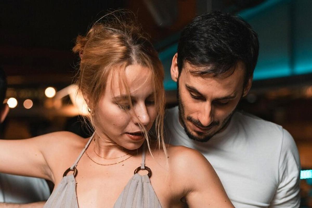 mężczyzna i kobieta patrzący na telefon komórkowy