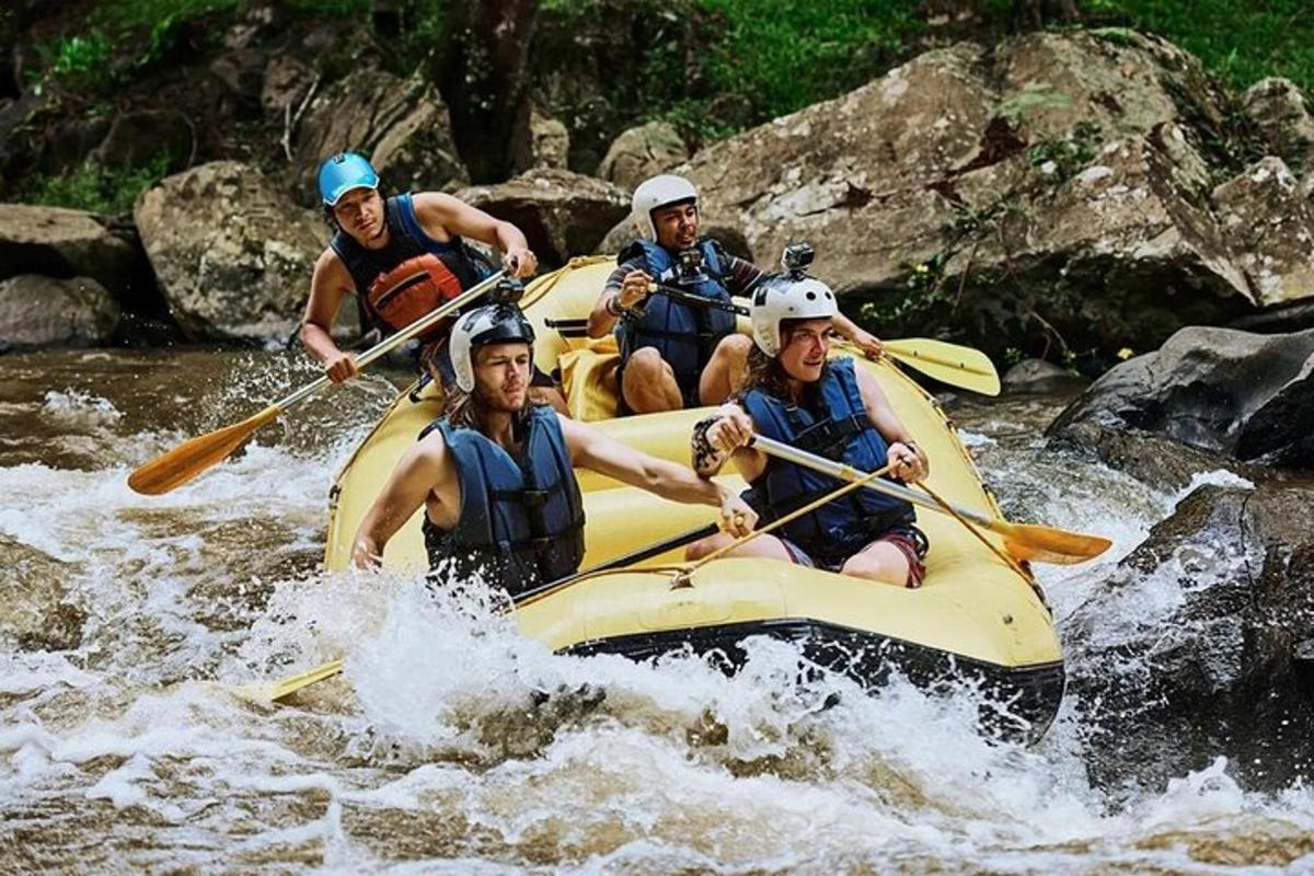 bir grup insan nehirde rafting yapıyor