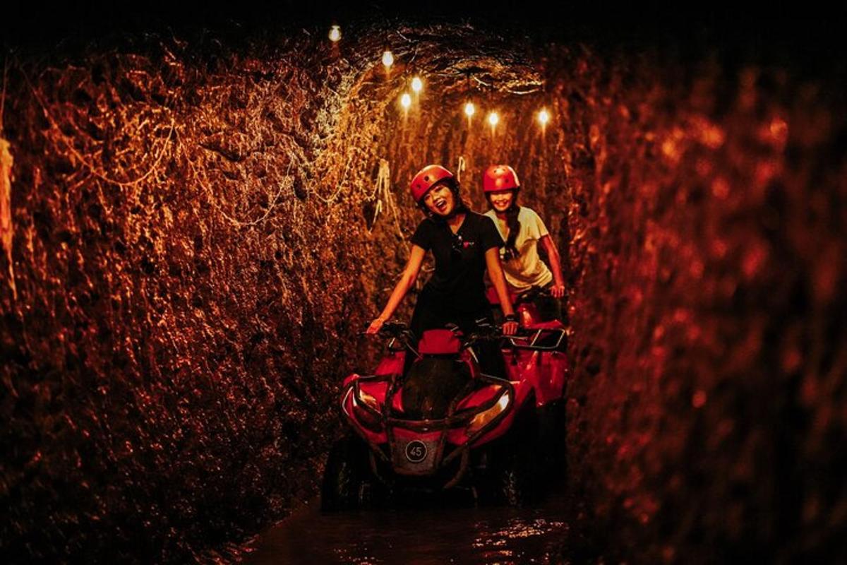 muž a žena jedoucí na motorce v tunelu