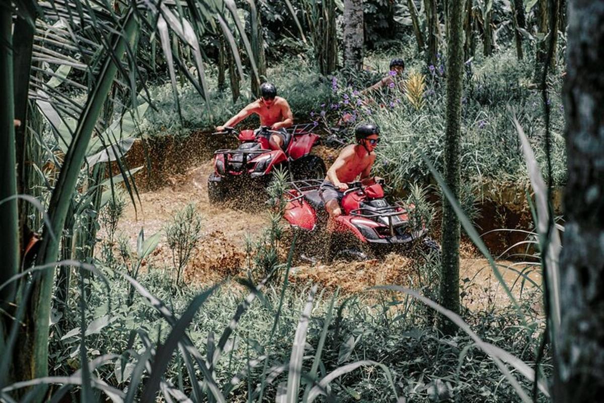 due uomini in sella a moto da cross nella foresta