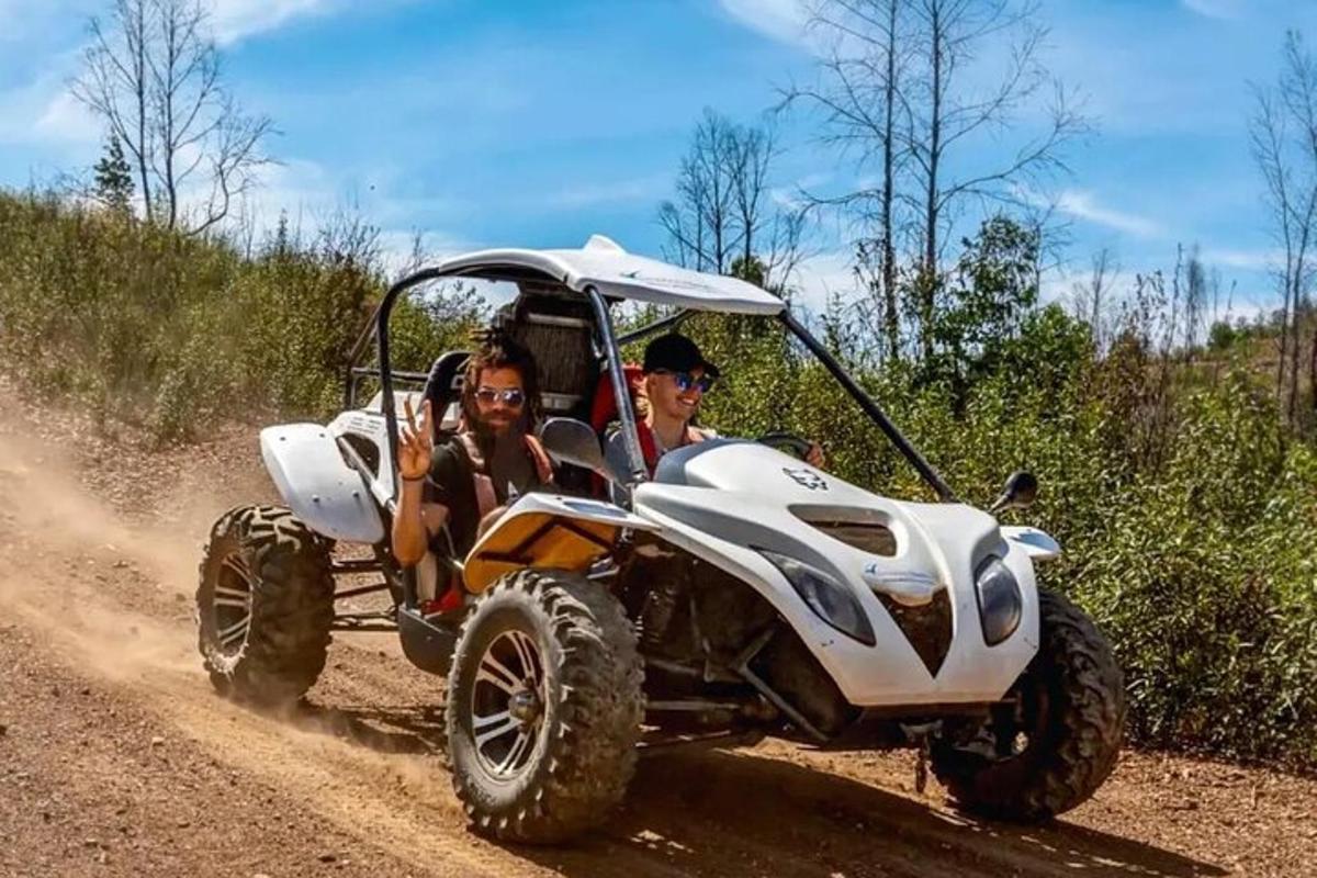 dua orang dalam atv di jalan tanah