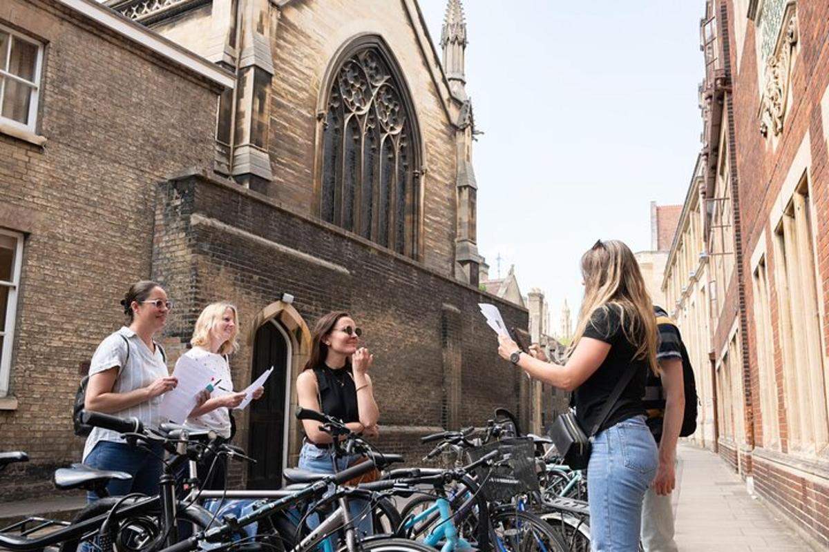 een groep mensen die voor een gebouw staan met motorfietsen