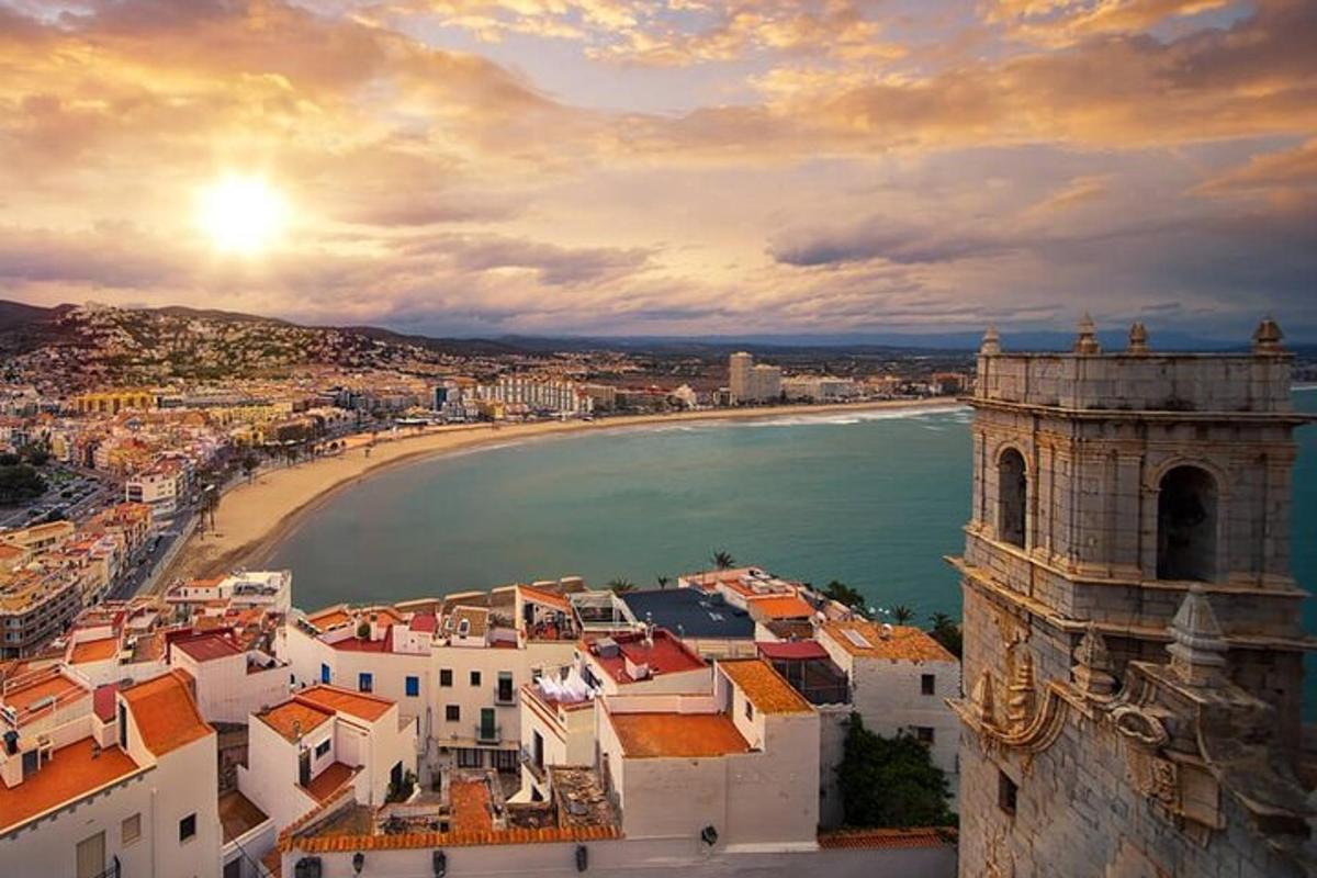 Una vista de una ciudad y una playa al atardecer.