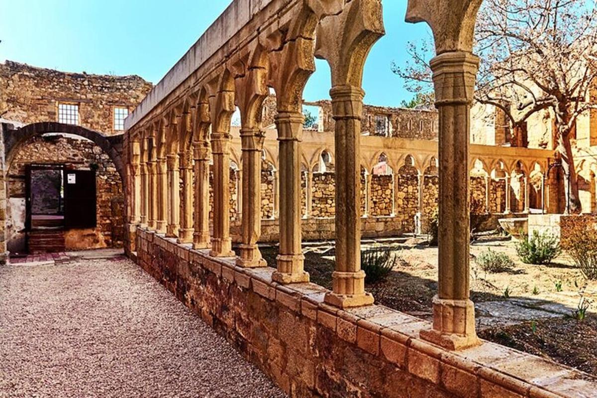 Un edificio antiguo con columnas y arcos en un patio.