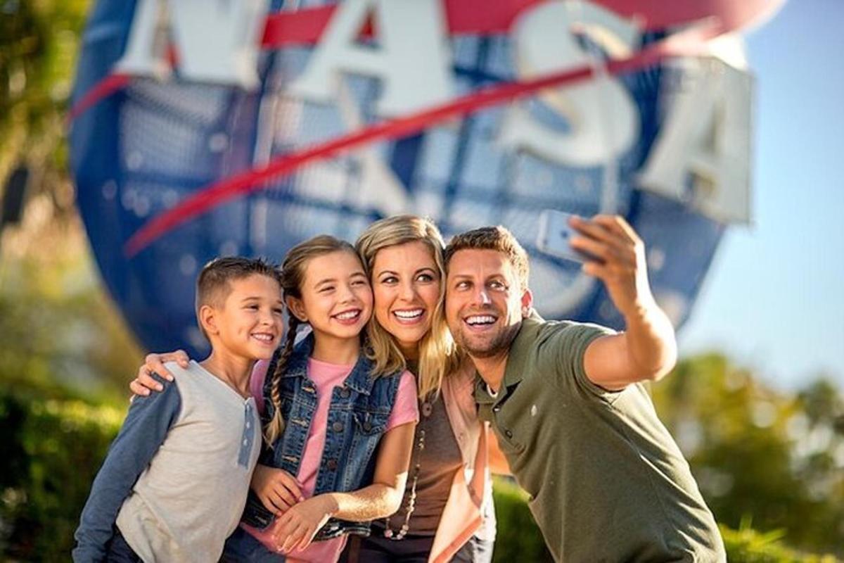 una famiglia in posa per una foto davanti a un cartello