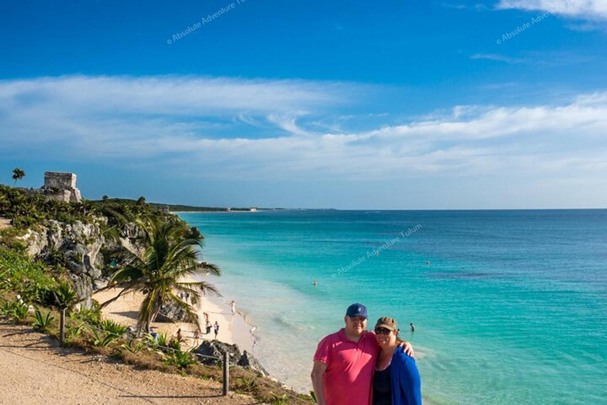 seorang lelaki dan wanita berdiri di pantai dengan lautan