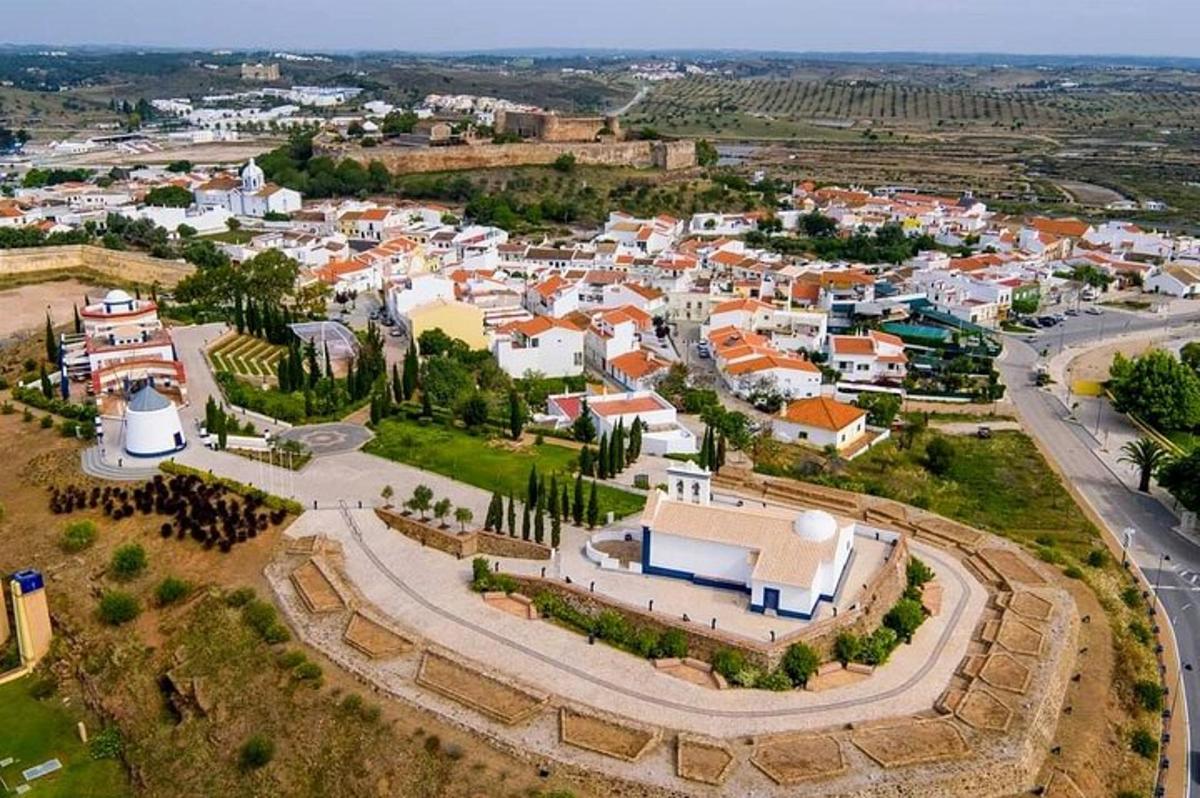 Μια εναέρια άποψη μιας μικρής πόλης με κτίρια