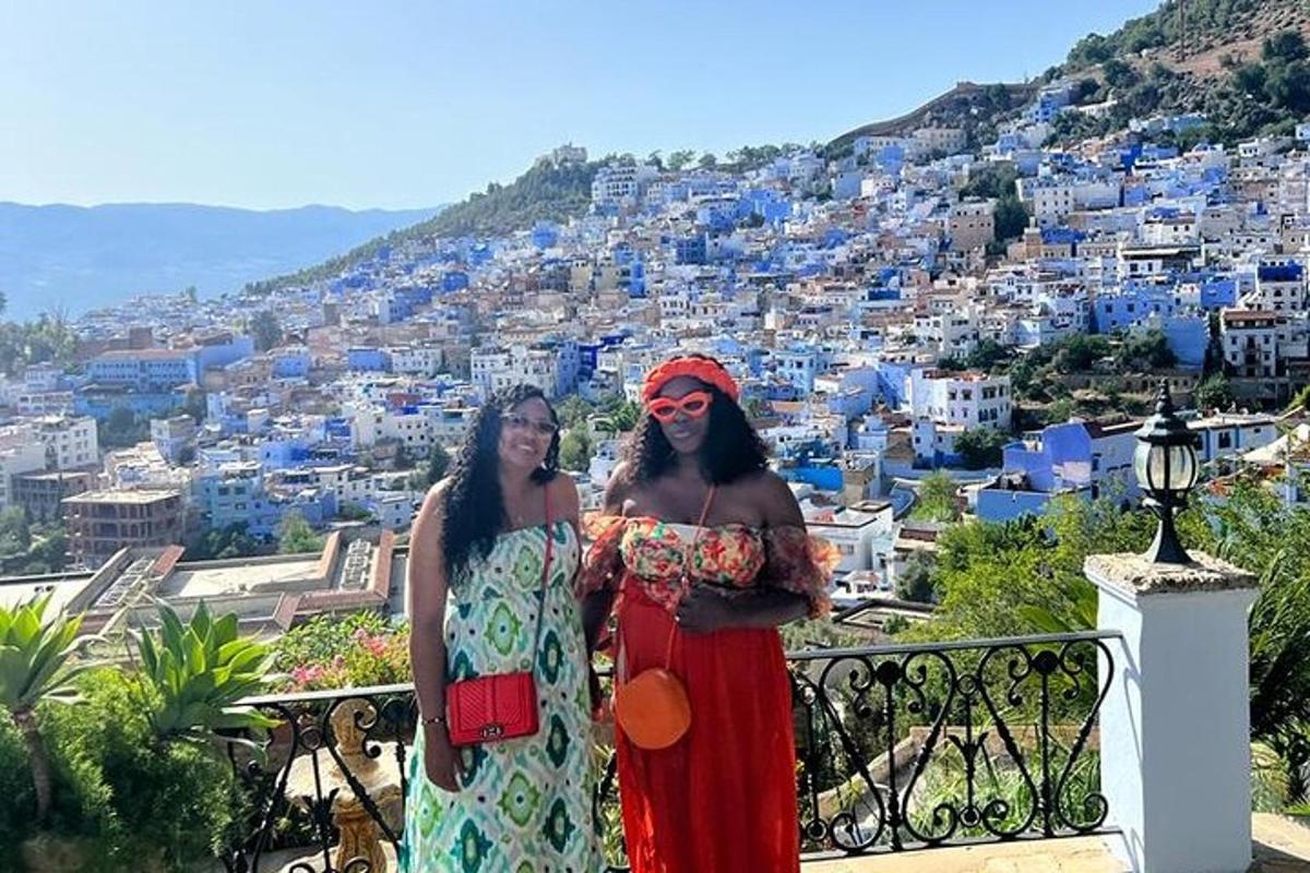 due donne in piedi su un balcone con vista sulla città blu