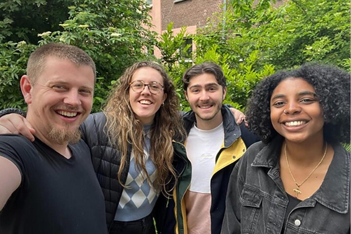 un gruppo di persone che posano per una foto