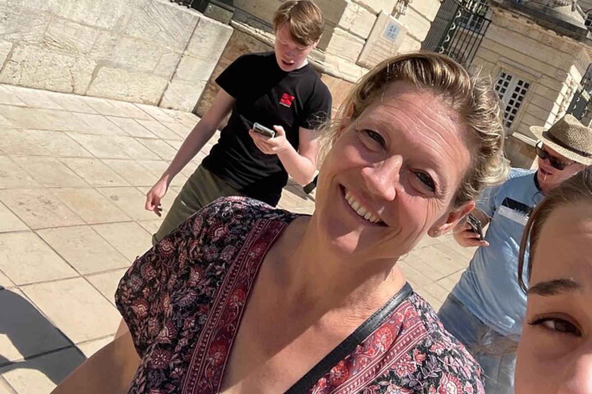 žena stojící před skupinou lidí