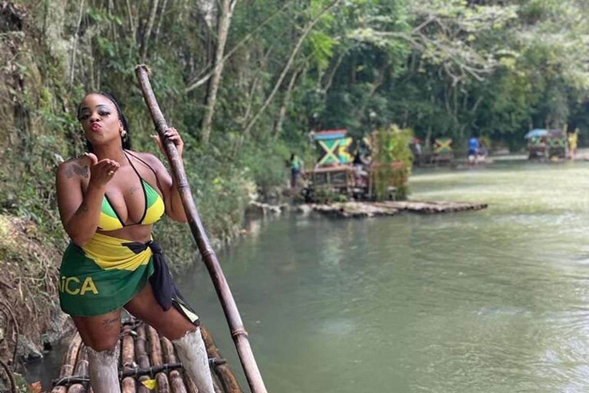 một người phụ nữ mặc bikini đứng trên cầu dây bắc qua sông