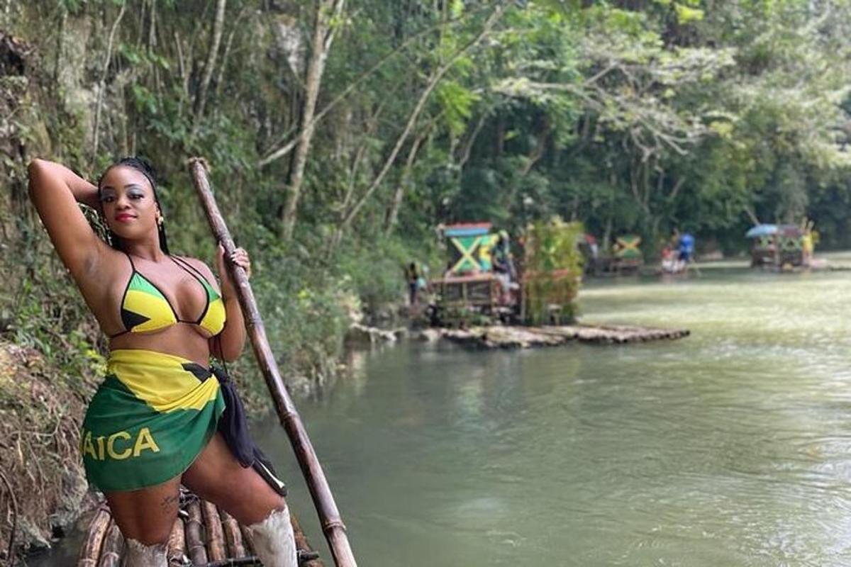 một người phụ nữ mặc bikini đang băng qua sông