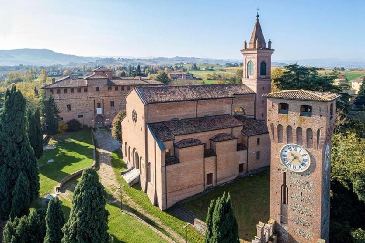 un gran edifici amb una torre del rellotge al davant