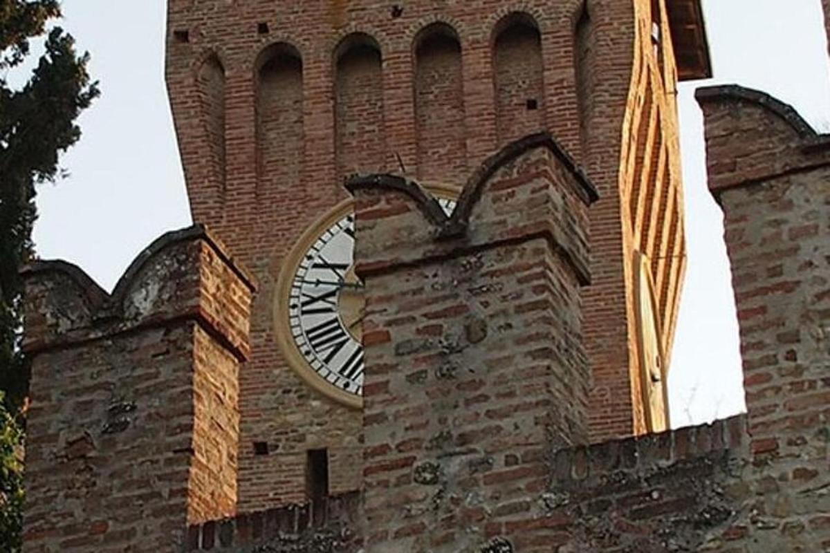 una torre alta de maó amb un rellotge