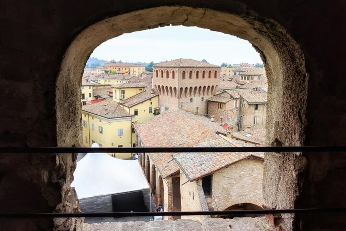 una vista d'una ciutat des d'una finestra