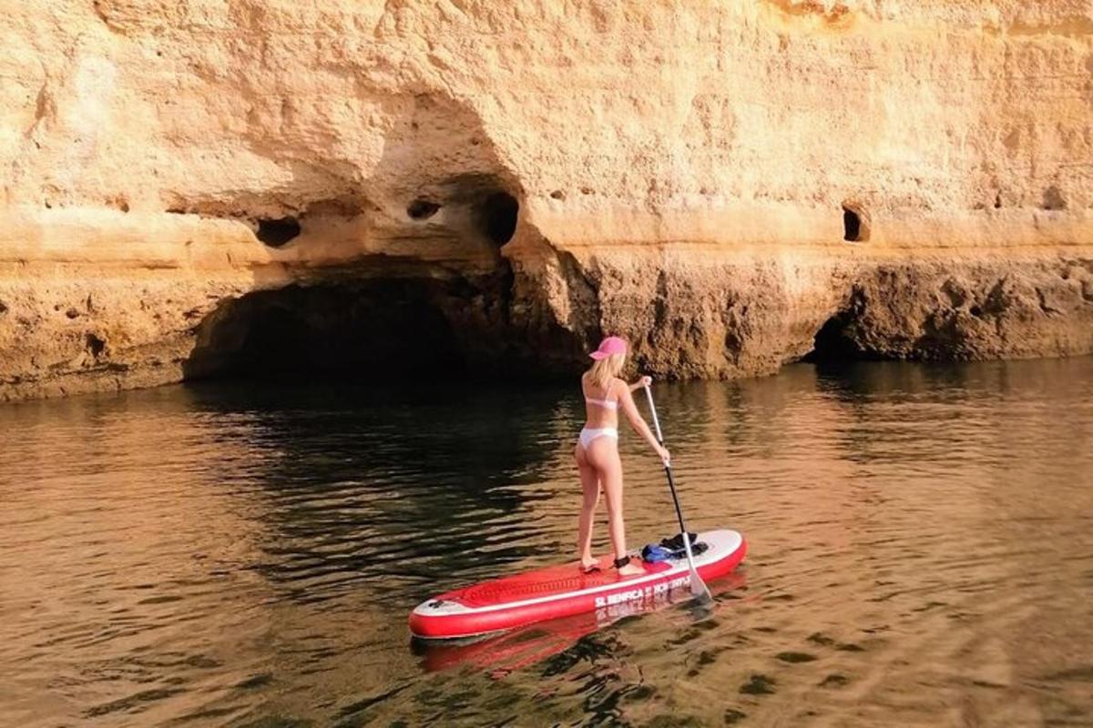 egy nő bikiniben egy SUP deszkán a vízben