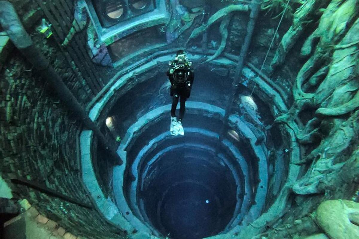 uma pessoa está caminhando por um túnel escuro