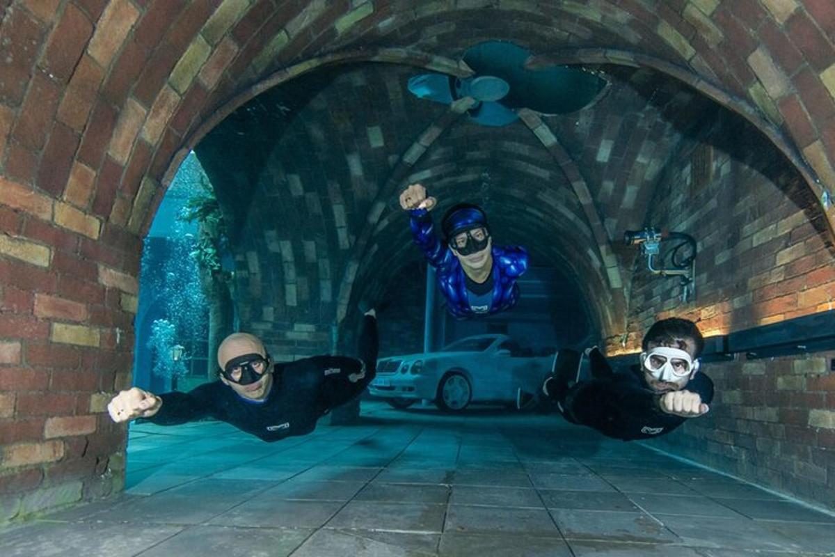 skupina tří maskovaných mužů v tunelu
